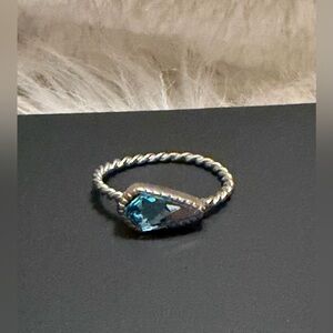 Elegant Twisted Band Ring with Blue Stone - Size 7 🩵